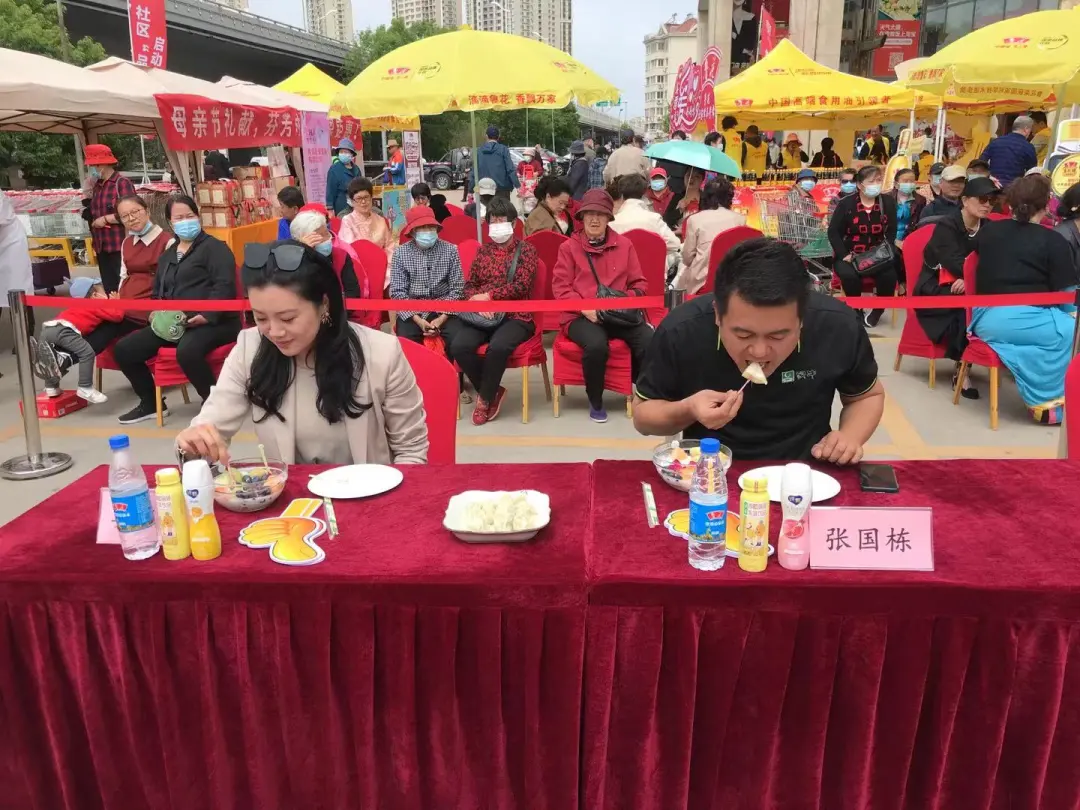 大众网青岛 昨天青岛这里人鼓了！火爆“拼妈”现场