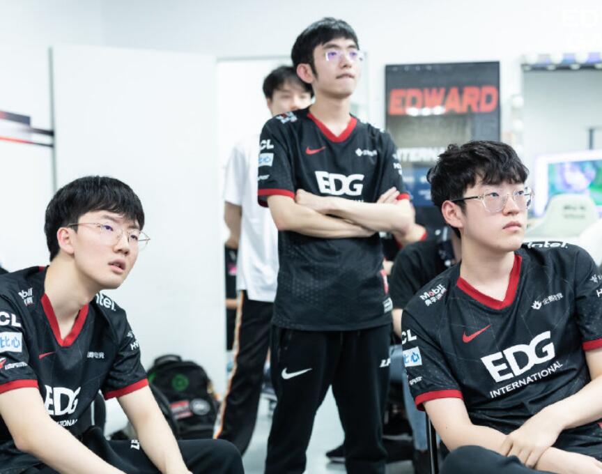 RNG|RNG或将无缘冒泡赛？被LNG淘汰积分排第一，仍有保送S11的可能！