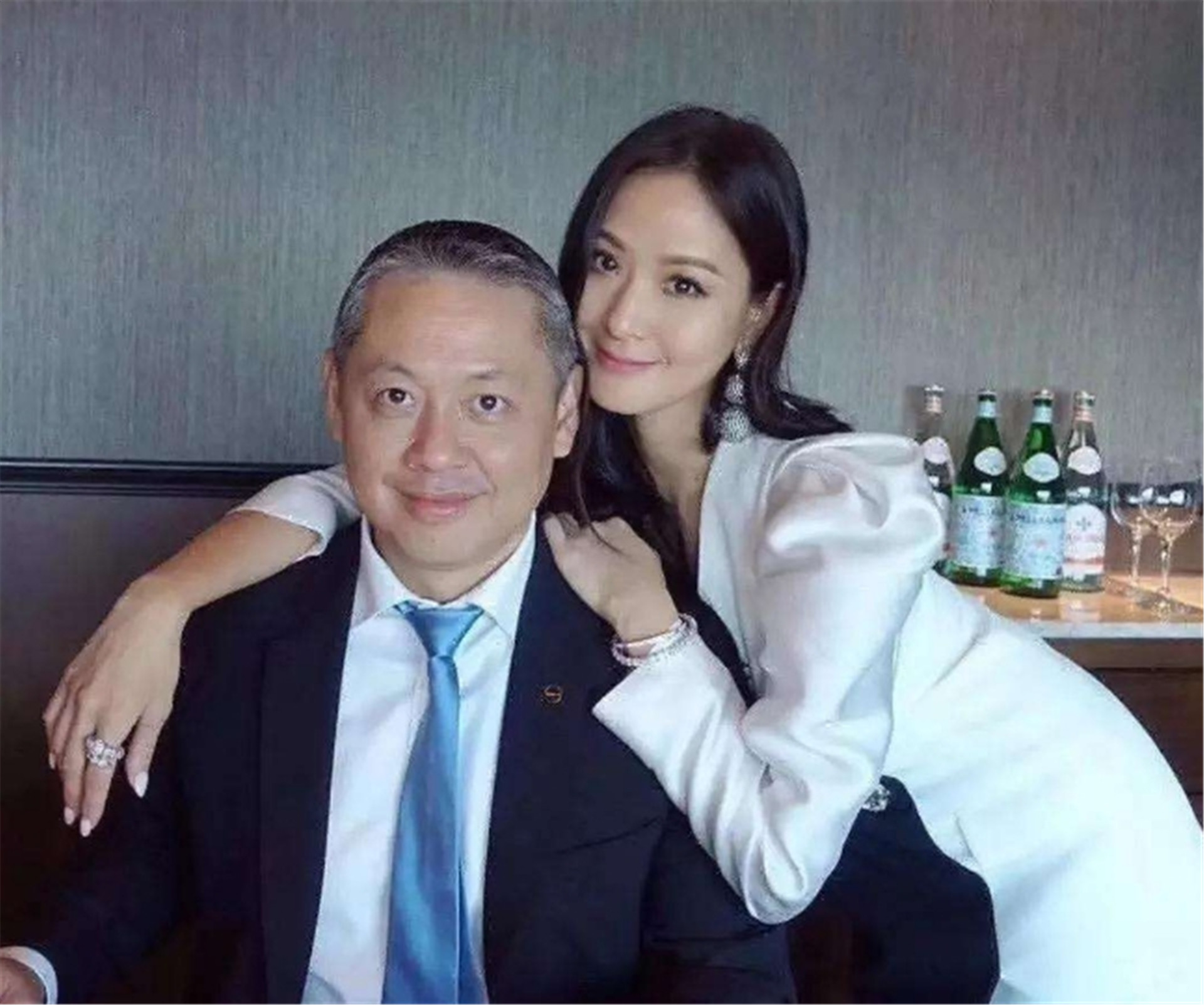 台湾|她13岁爱上闺蜜哥哥，21岁终于成功嫁他为妻，今为他赚13亿