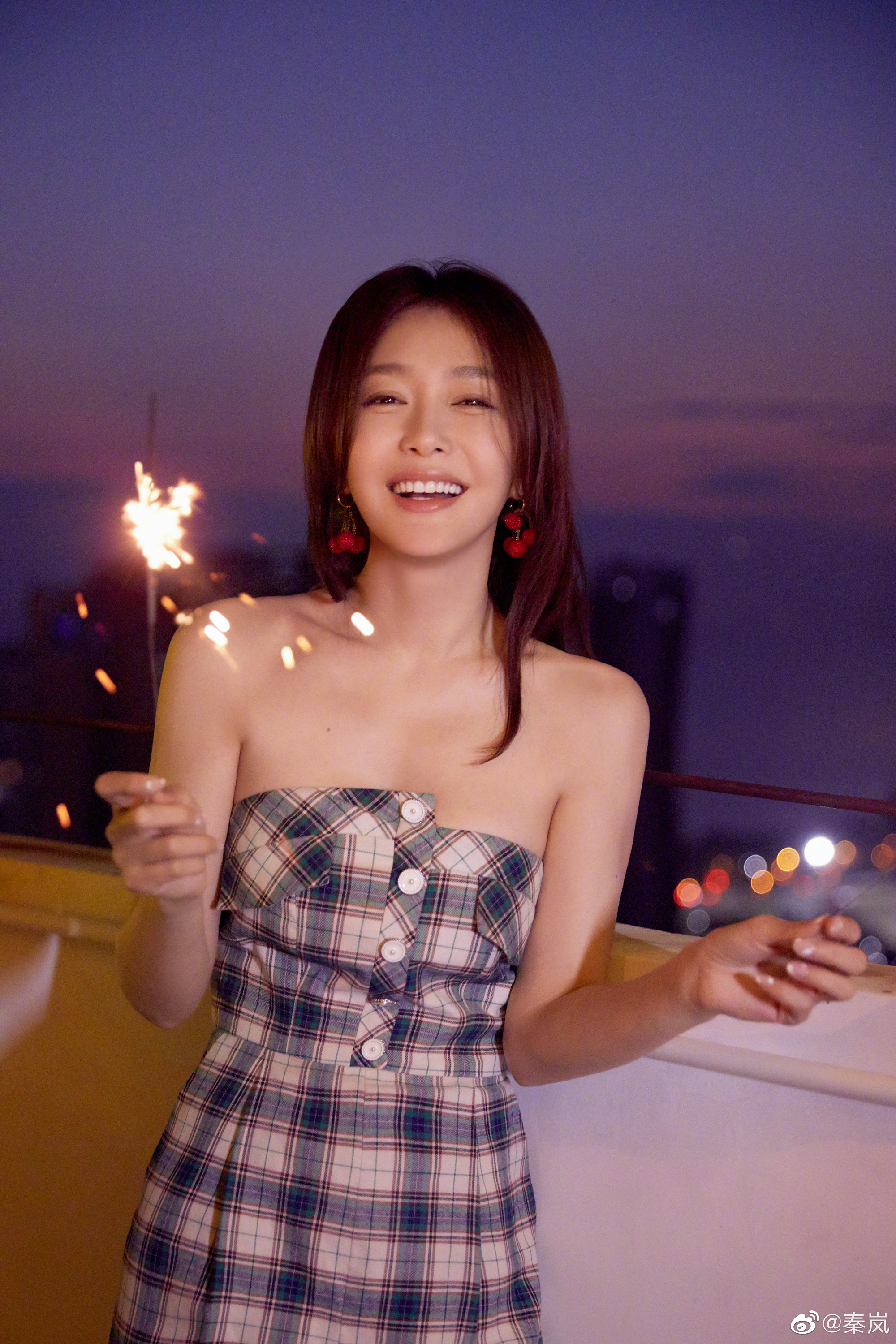 秦岚|秦岚在楼顶天台玩烟花，还用烟花写自己的名字，网友：P图的吧！