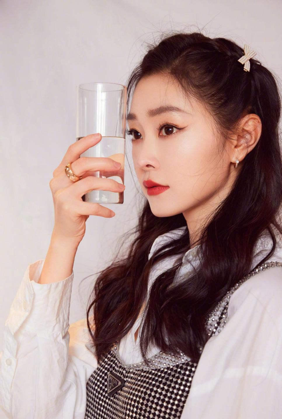 潮流搭配师甜甜|宋轶穿亮片裙都这么乖巧，拿荷叶凹造型真可爱，谁想到她已经30+