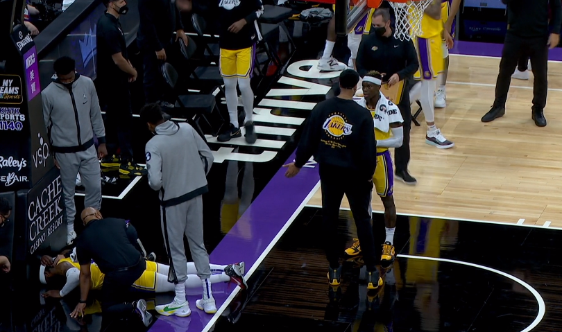 勇士队|悍将伤退！库兹马30分全队17记三分打疯了，湖人5人上双大胜国王