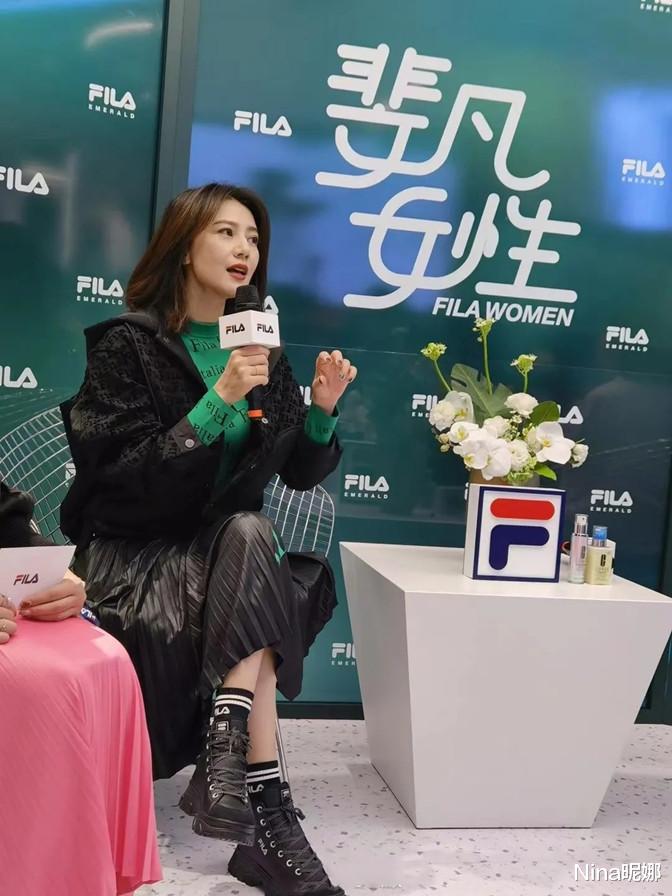 Nina昵娜 高圆圆活动学聪明了!穿外套挂肩膀秀香肩,同框央视主播不分伯仲