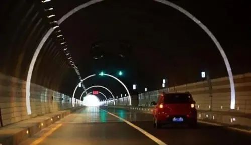 高速上“问号加灯泡”是什么意思?新标难倒众人,走错扣3分