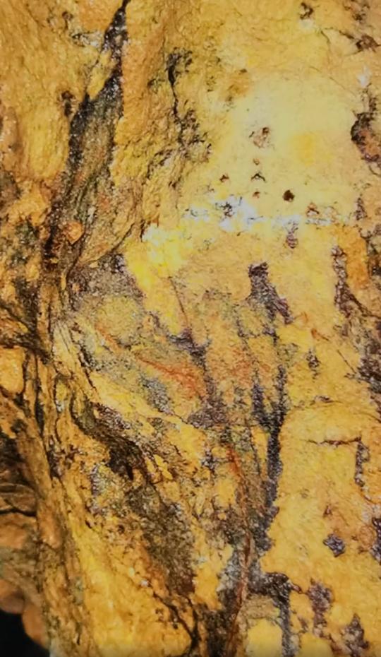 翡翠|翡翠原石中的铁锈皮皮壳，谨慎下手！