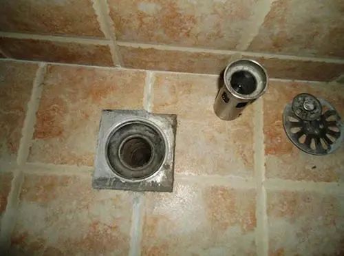 入住两年才敢提醒你:厨房到底要不要装地漏?如今真遭大罪了