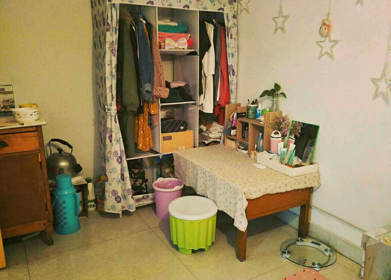 晒晒300元的出租房，卧室巴掌大，脸贴天花板，有谁住得比我差？