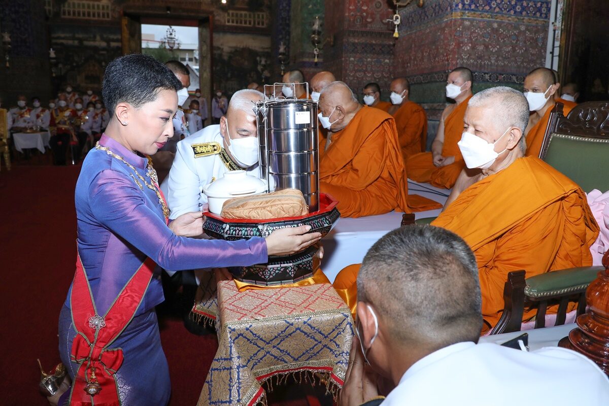 全球时尚风行 苏提达这身蓝裙新造型美了！配蓝色扇子好妩媚，贵妃穿金色抢风头
