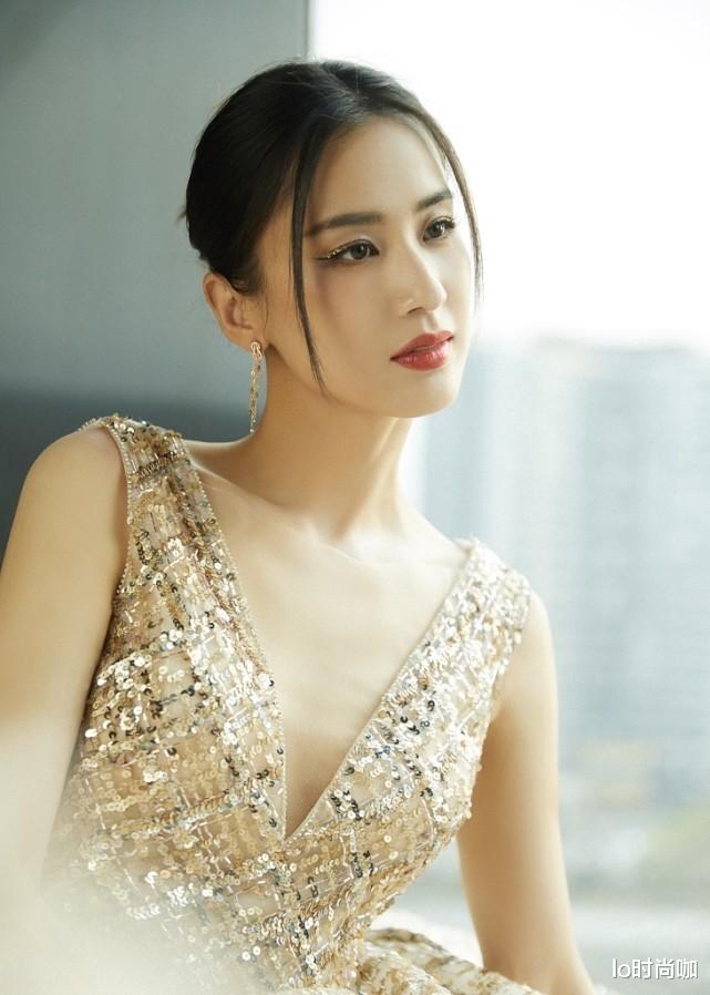 lo时尚咖|黄圣依压根不像80后,身材太纤美,裙摆太大能放五个黄圣依了