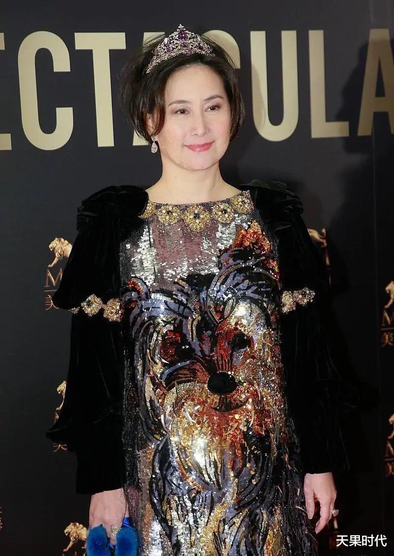 何超琼|何超琼不愧赌王最看重的女儿，贵妇打扮也有企业家风范，霸气侧漏