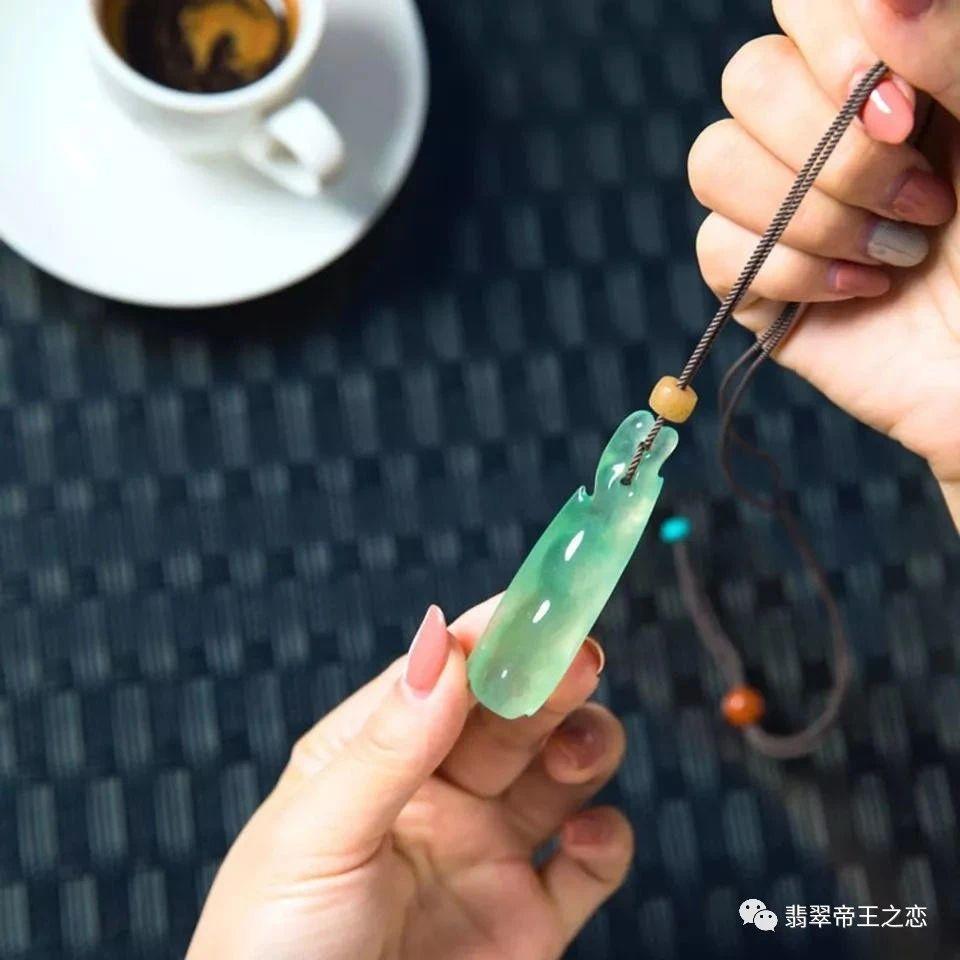 玉雕|翡翠新手要如何才能买到高性价比的翡翠？