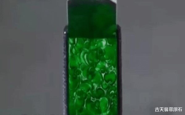 翡翠|贵妇带7200万的翡翠藏品上台鉴宝,专家看后都兴奋了:顶级帝王绿!