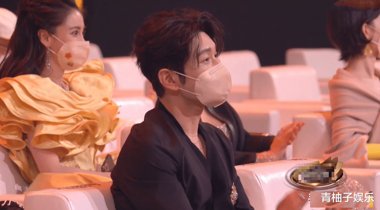 黄晓明|微博之夜：黄晓明和baby前后排入座，两人全程无交流