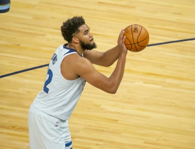 森林狼队 再见，唐斯！森林狼3换1交易方案出炉，14+7后卫无缘与西蒙斯互换