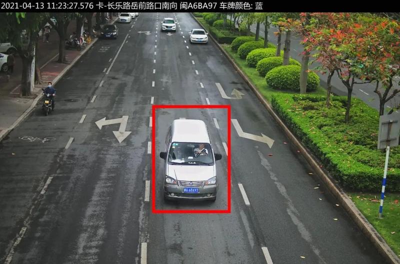 福州日报 开车接打电话！福州这些违法车辆被曝光！