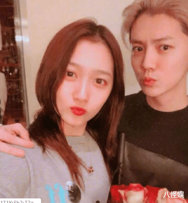 关晓彤|关晓彤小区门口拍照，小V脸大长腿身材超赞，却被指与范冰冰撞型