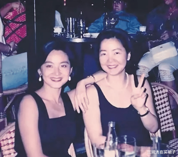 三姨太在买裙子 邓丽君林青霞“情敌”变闺蜜！这个女人做了什么？让林青霞都爱她