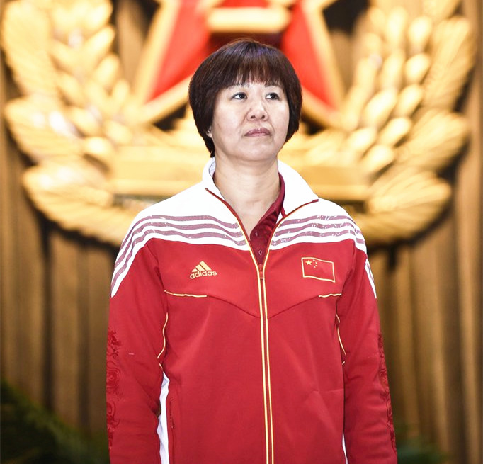 全球时尚号|“铁榔头”郎平好飒，穿运动风的服装霸气十足，退役后当“老师”