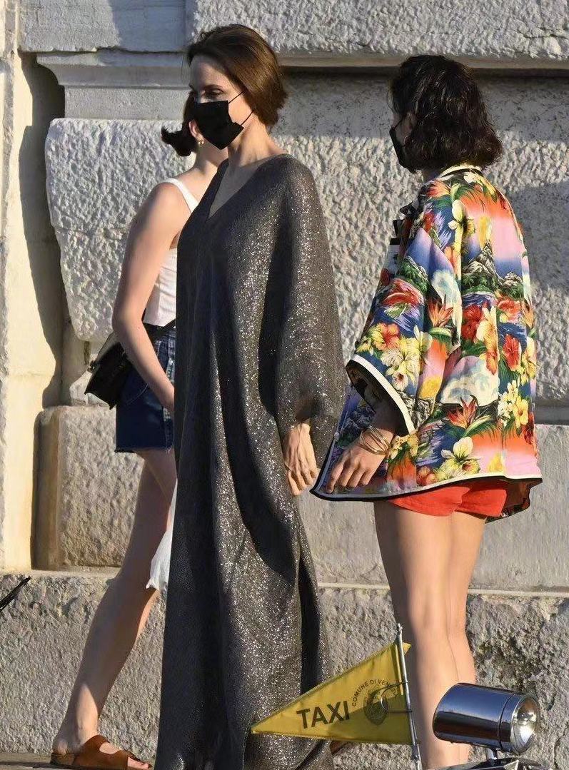 时尚风行派|安吉丽娜朱莉穿深V出街！星空亮片太璀璨，被保镖搀扶霸气似女王