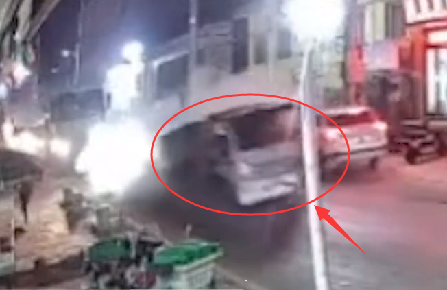 突发!太原一货车失控后连撞多车,现场曝光