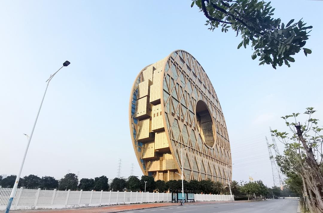 广州荔湾出现“怪异”建筑,正面像个大铜钱,背面像个8字