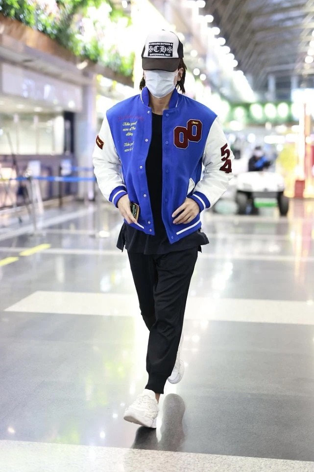 男士穿衣搭配杂志 45岁的言承旭丝毫不显老,棒球夹克+运动裤变身潮男,这状态真好