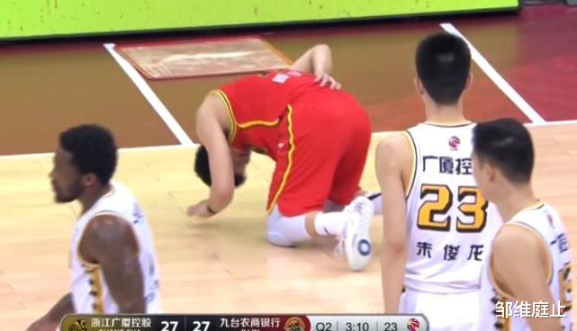 吉林男籃|突發(fā)！核心傷退，吉林隊(duì)陷入大麻煩！遼寧隊(duì)將帥觀戰(zhàn)，郭艾倫帥氣搶鏡