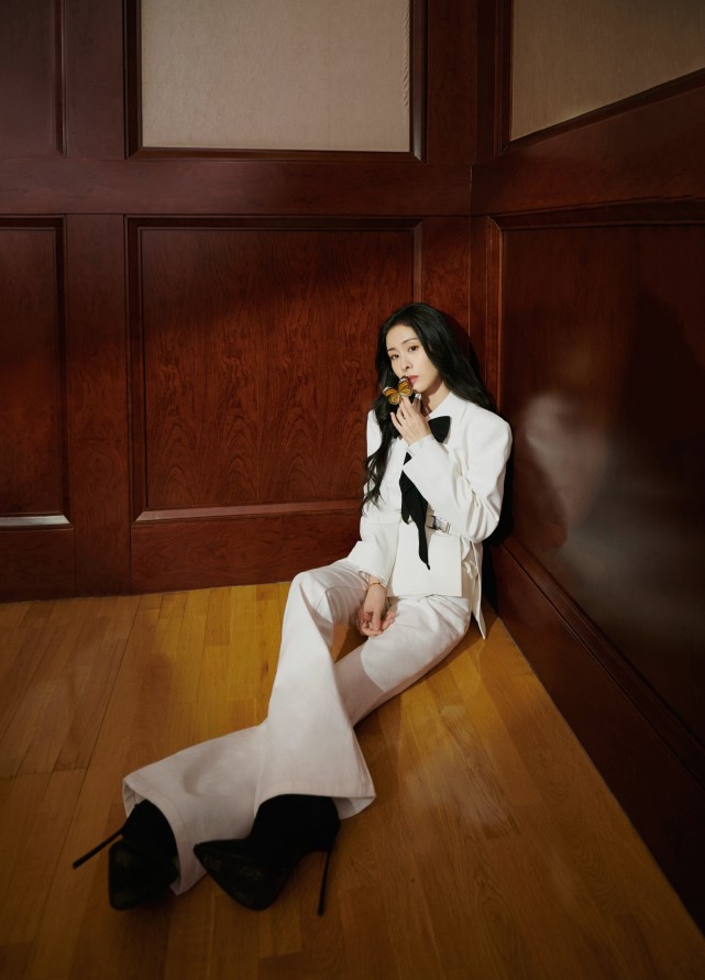 张碧晨|张碧晨“腿精”身份瞒不住了，暗黑纱裙配高腰裤，长腿惹人注目