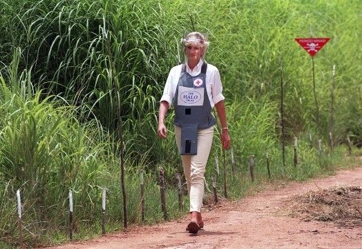 戴安娜|24年前戴安娜葬礼上，希拉里一身黑衣眼神凌厉，为她说了句公道话