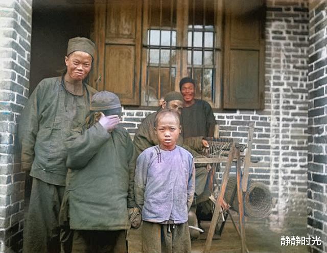 晚清老照片:慈禧太后照镜子臭美,洋人坐龙椅,男子嘴叼木杆转碗