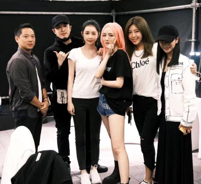 宣云|超甜!潘玮柏携娇妻宣云与友过中秋,街头搂抱牵手感情牢固