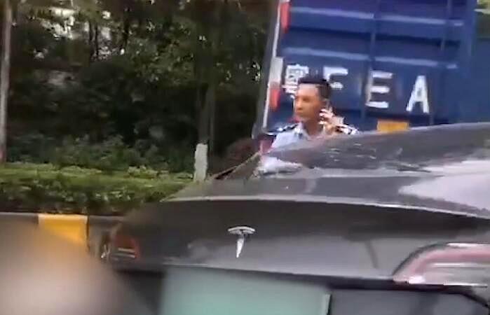 说说热点故事烩 韶关一辆特斯拉高速追尾货车，没有明显减速，网友：又是刹车失灵