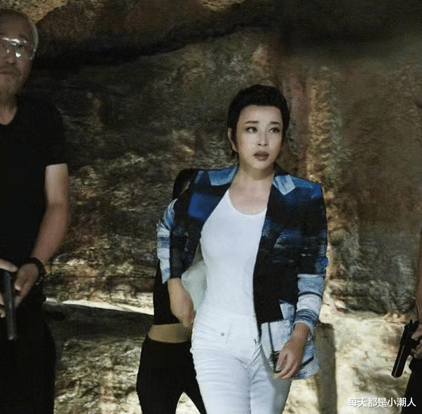 刘晓庆|50后刘晓庆真不服老，非要穿很挤的裙子，身材丰满令人羡慕