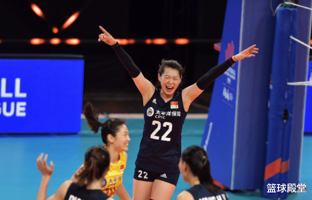 郎平|郎平坐在场下虚脱，谁注意女排球员？场内外保持嬉笑，真没办法