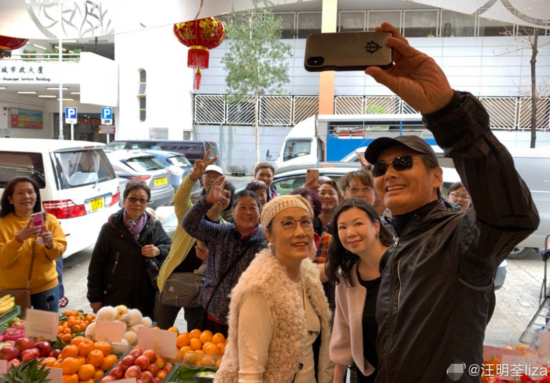 周润发|66岁周润发现身小吃店！一头白发又高又瘦，桌上仅有一碗平价汤面！