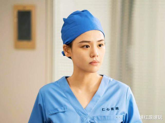 马思纯|马思纯久违的晒全身照，却因用墙挡住肚子，而再度被质疑怀孕