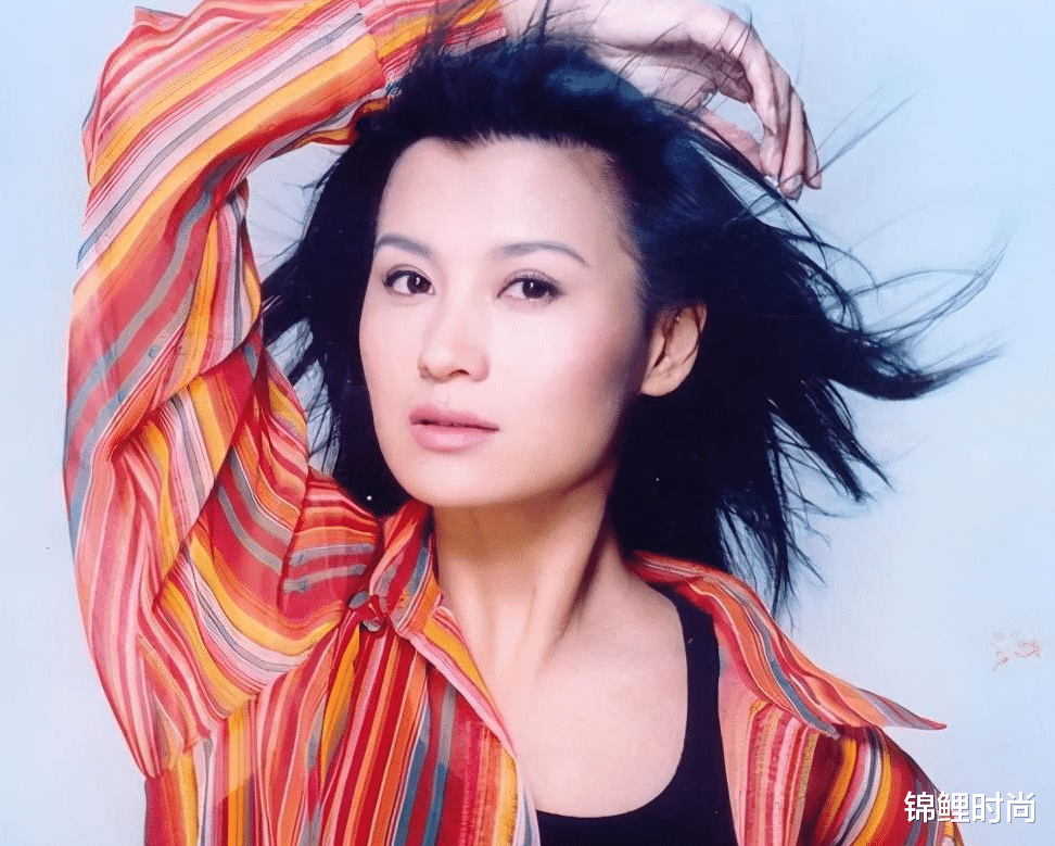 穿衣搭配|李幼斌二婚妻子知性又温柔，灰色镂空裙穿出女人味，低马尾超耐看