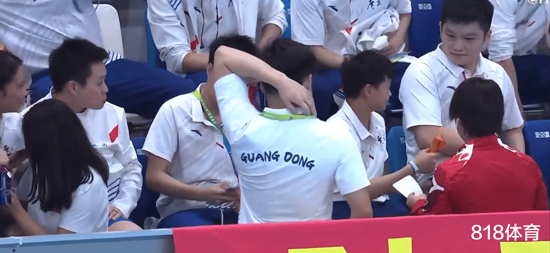 全红婵|萌翻! 全红婵被师姐陈艺文偷吃半根火腿肠, 气呼呼找樊振东告状