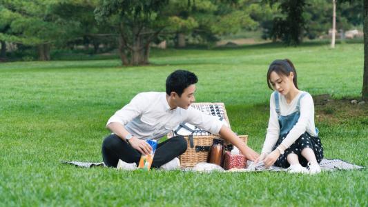 瓦伦蒂娜|唐嫣接女儿放学，小宝宝穿着粉嫩样子像妈妈，蹒跚学步可爱极了