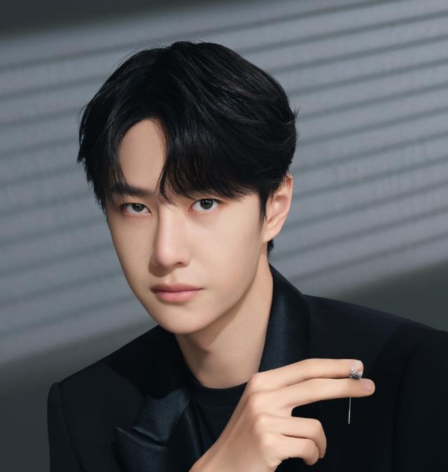 王一博|王一博成名后飘了?曝其机场脸色难看径直上车,留粉丝原地愣住