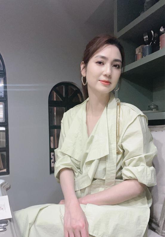 西装|洪欣真是“逆生长”，西装配粉衣，配上高马尾，看起来青春靓丽