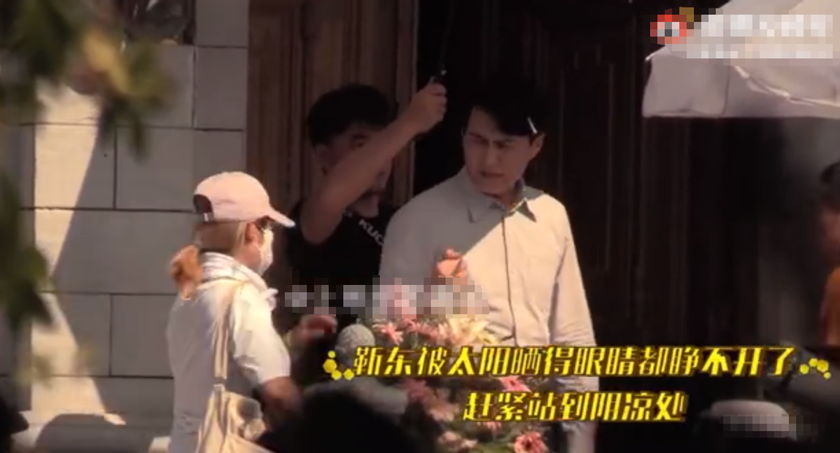 靳东|44岁靳东顶高温拍戏！满头大汗助理帮忙擦，和王丽坤对戏好敬业