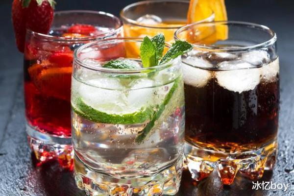 尿酸|尿酸高,痛风发作?提醒:日常少碰3种“水”,多吃2物,或能帮助降尿酸