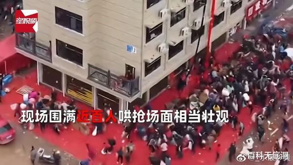 百科无底洞 老子有钱！楼顶扔10多箱礼物　浙江土豪乔迁之喜扔的东西看傻了网友