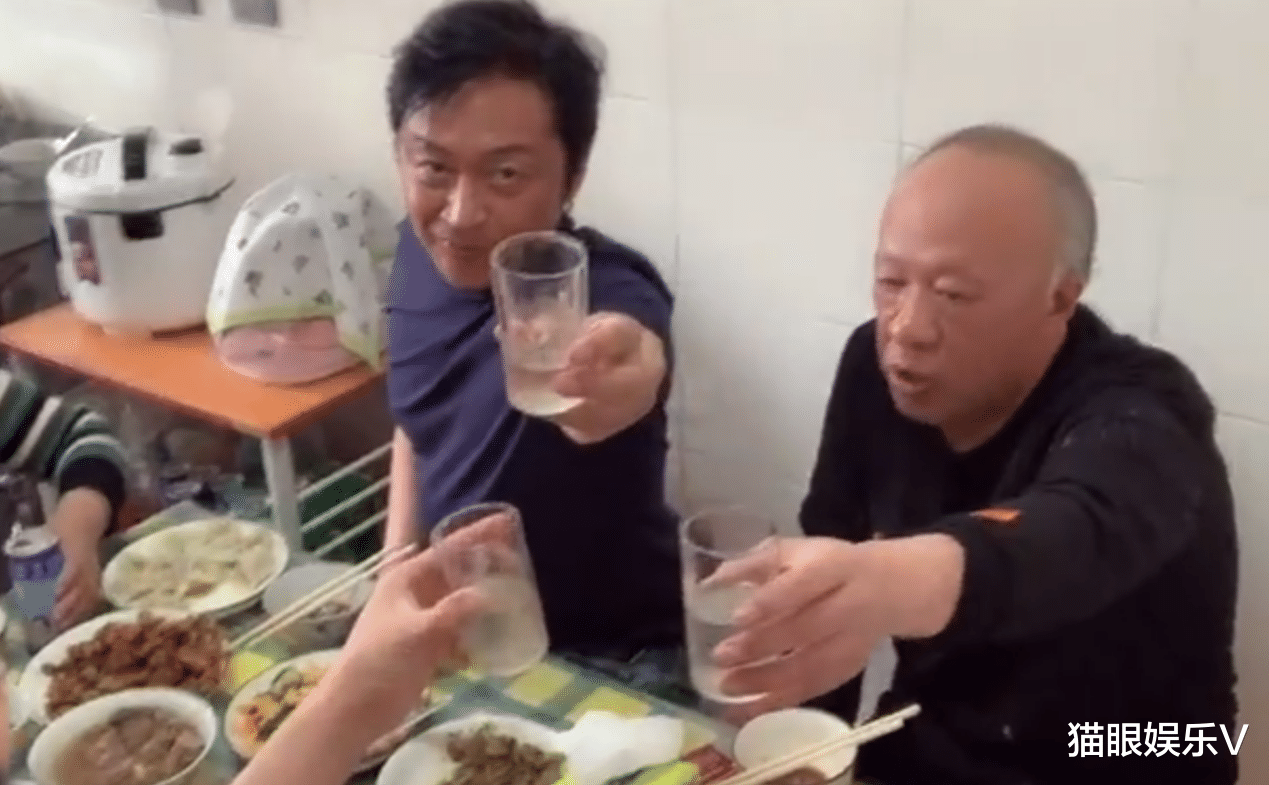 马景涛|“多尔衮”马景涛晒近况！家中破旧拥挤电器老旧，儿子颜值太耀眼