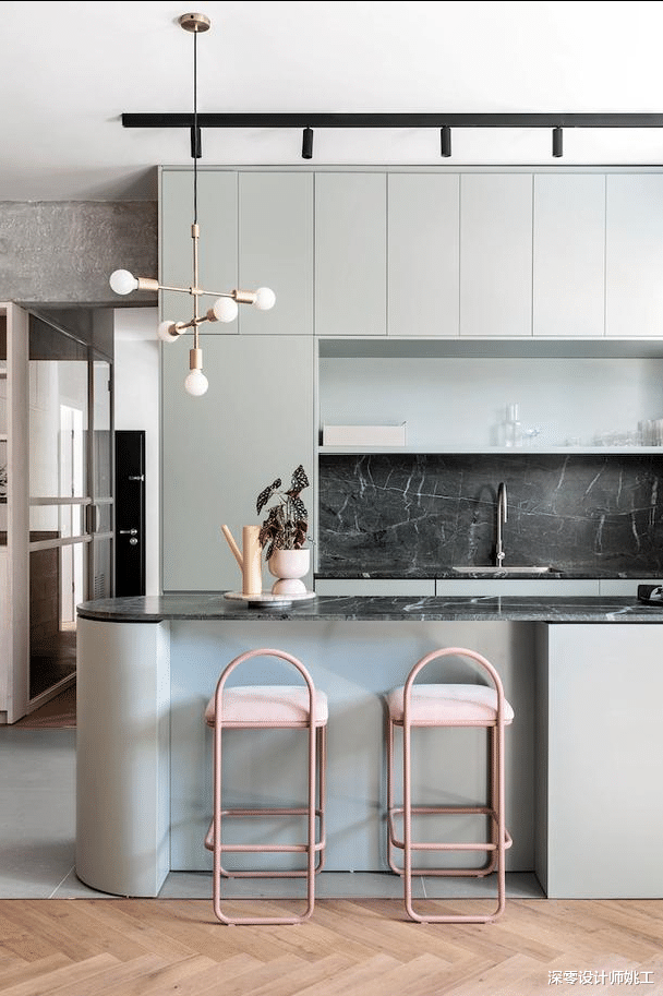 |这就是住2楼的快乐，阳台装细框窗户，引景入室，自成一道风景