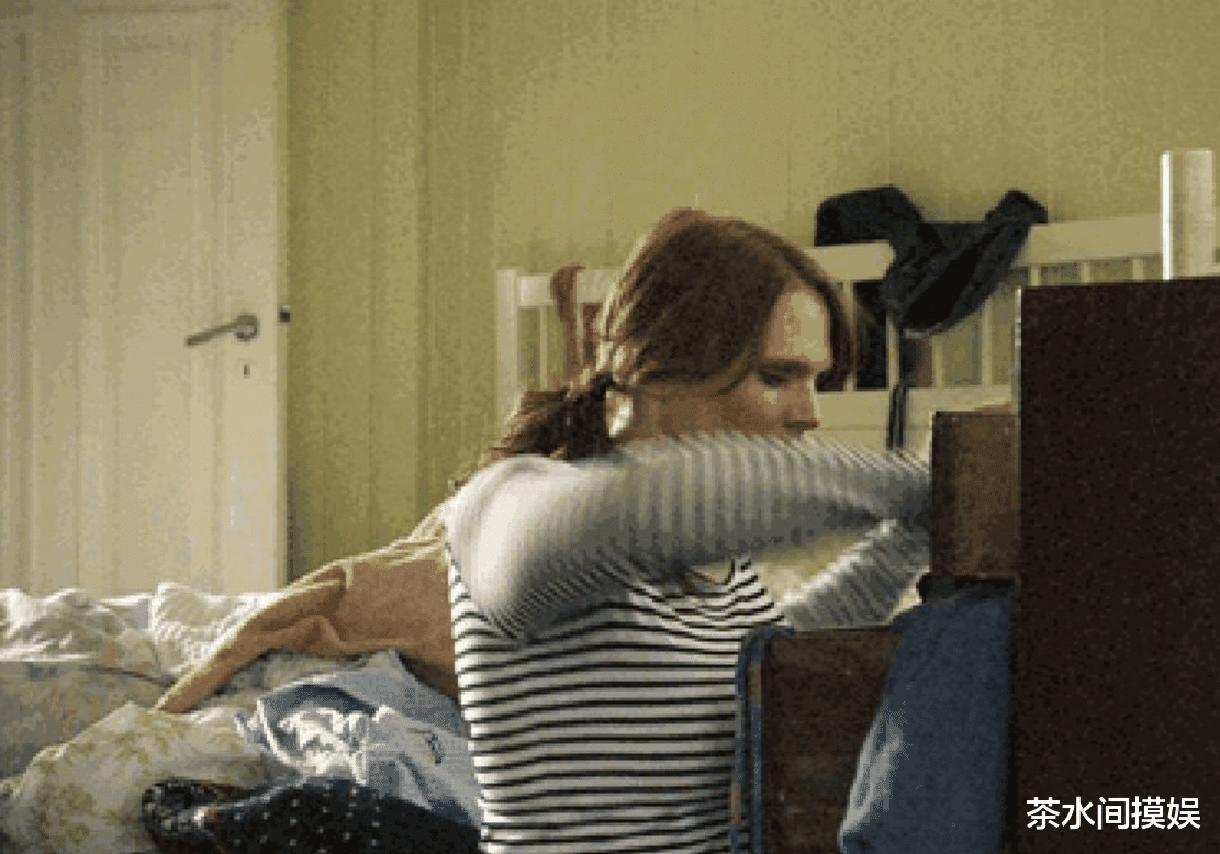 娄艺潇|明星红毯抢镜花招多：有人脱手套秀美甲，有人捧碗走红毯