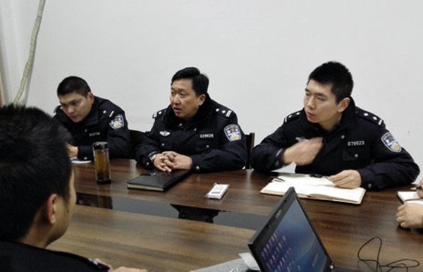 男子自制凶器抢劫杀人,河边抛尸后逃逸,模糊监控暴露凶手信息