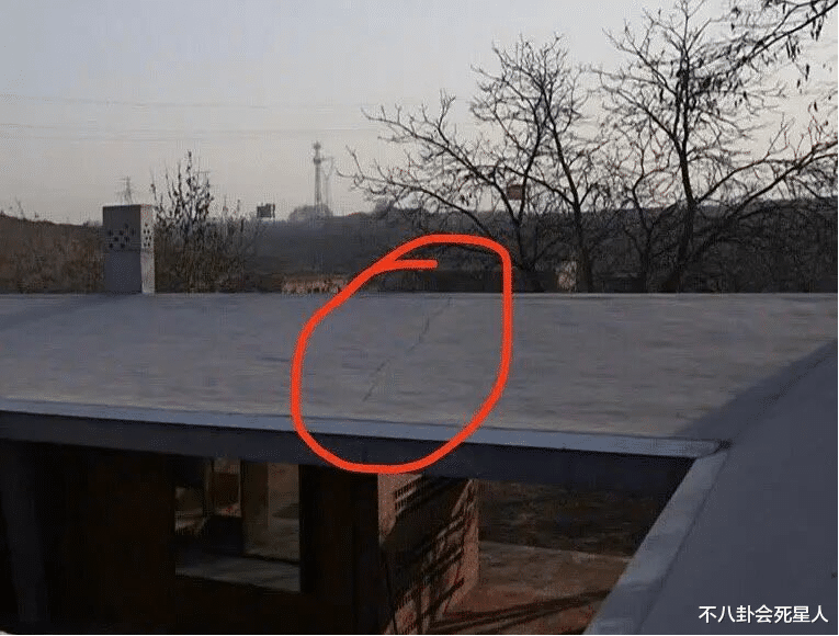 132万土胚房新进展，房子已经出现裂缝，设计师住房也被指违建