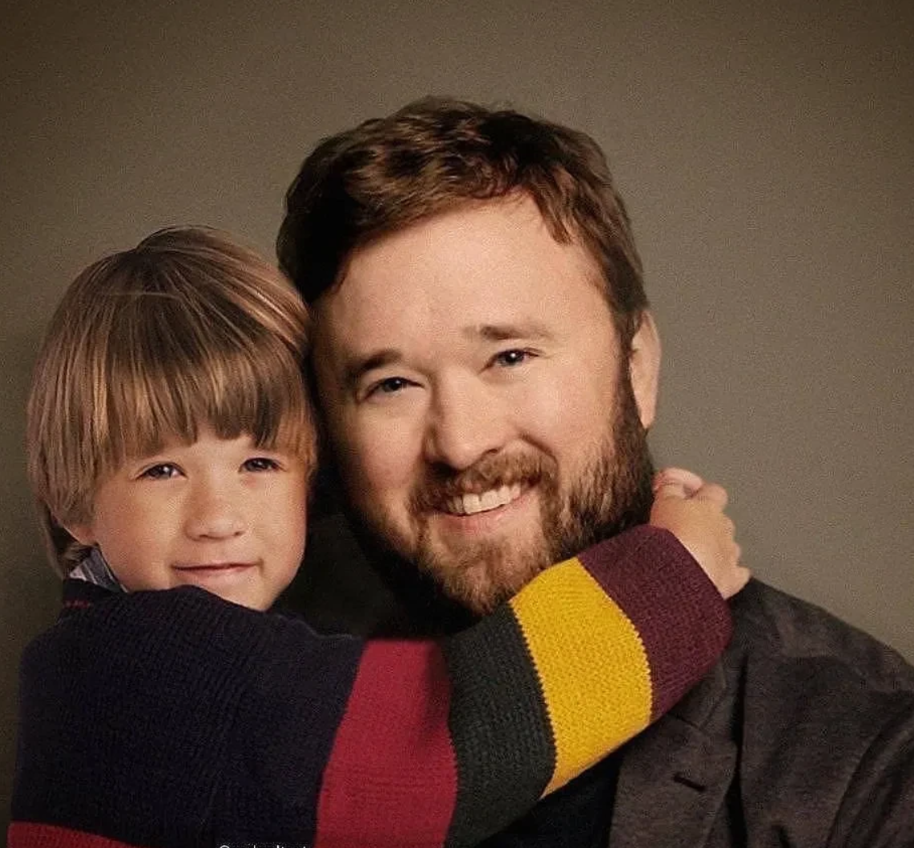 丹尼尔·雷德克里夫|明星们和小时候的自己合拍，粉丝直呼太有趣：他们拥有同一张脸